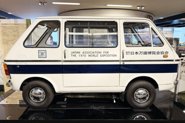 どっちが前で後ろなの!? いいえ前から後ろから… 55年前の万博で未来を先取りしすぎていた“スズキ”