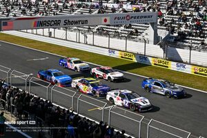 6台のNASCARマシンが富士スピードウェイでゼロ距離＆ド派手ショーラン。モリゾウとグラス駐日米国大使がフォードで先導