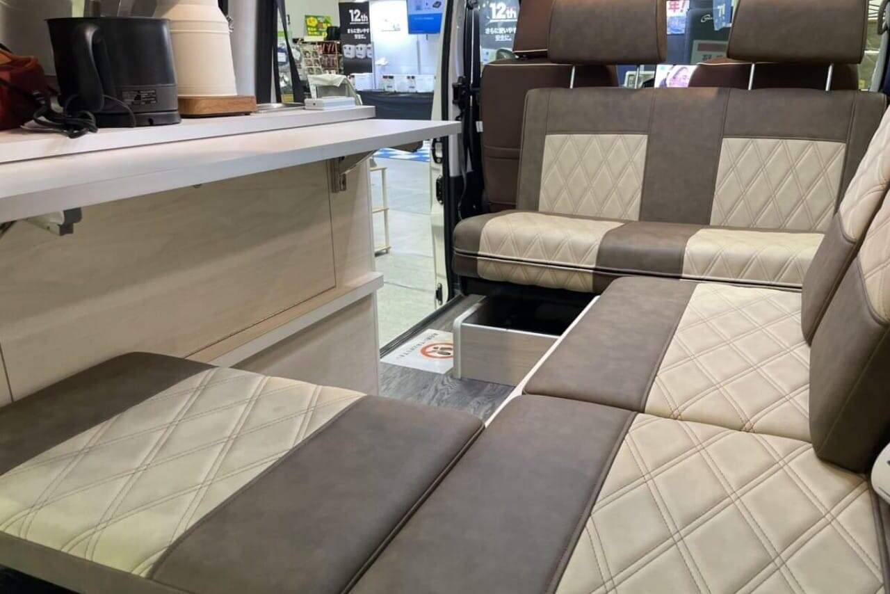 斬新トヨタ車が「キャンピングカー」に大変身。山でも都会でも“ベストサイズ”で家電も使える。自走する小さな部屋に感動。