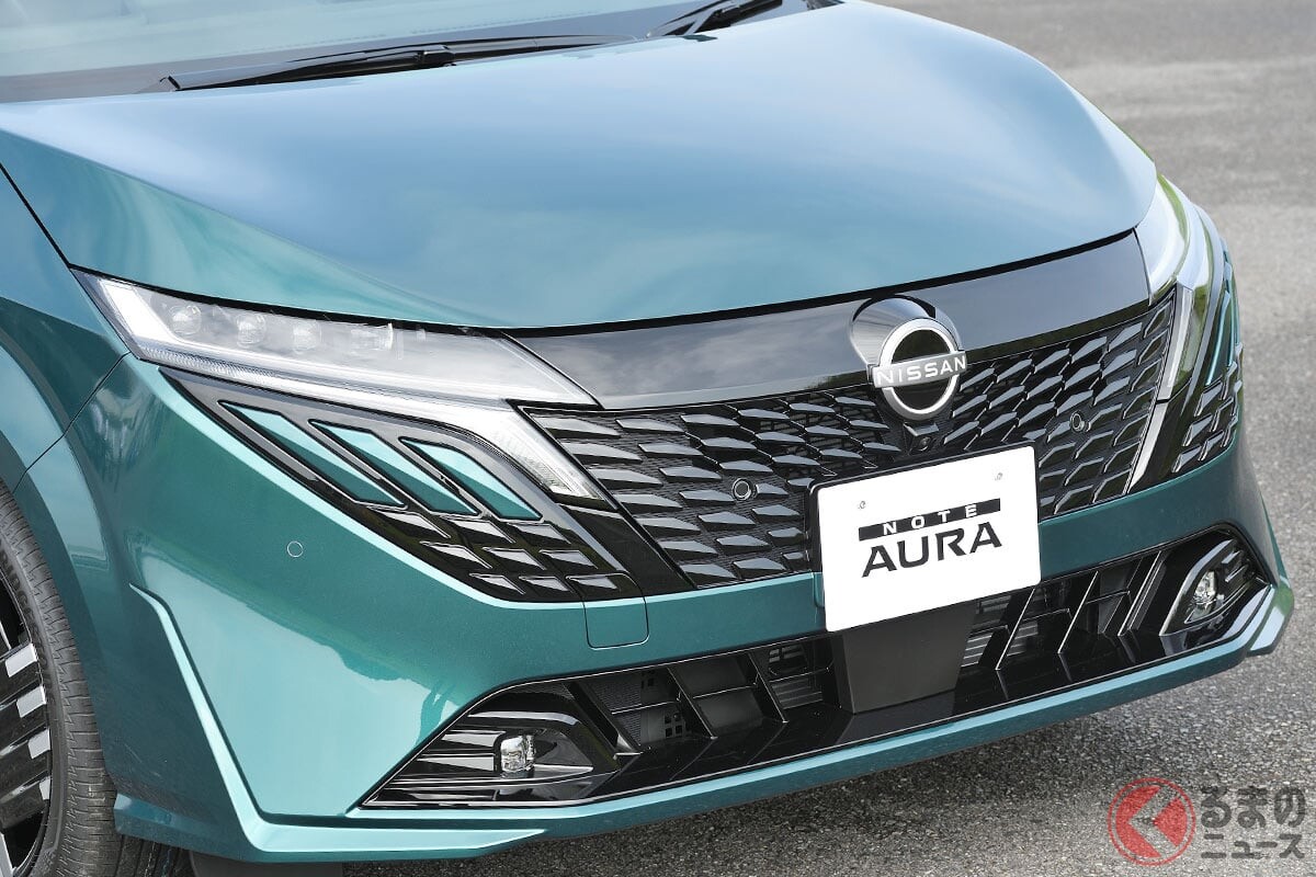 日産の「小さな高級車」何が魅力？ 全長約4mの小型ボディに“クラス超え”プレミアム内装がイイ！ プレミアム仕立ての「オーラ」の評価は？