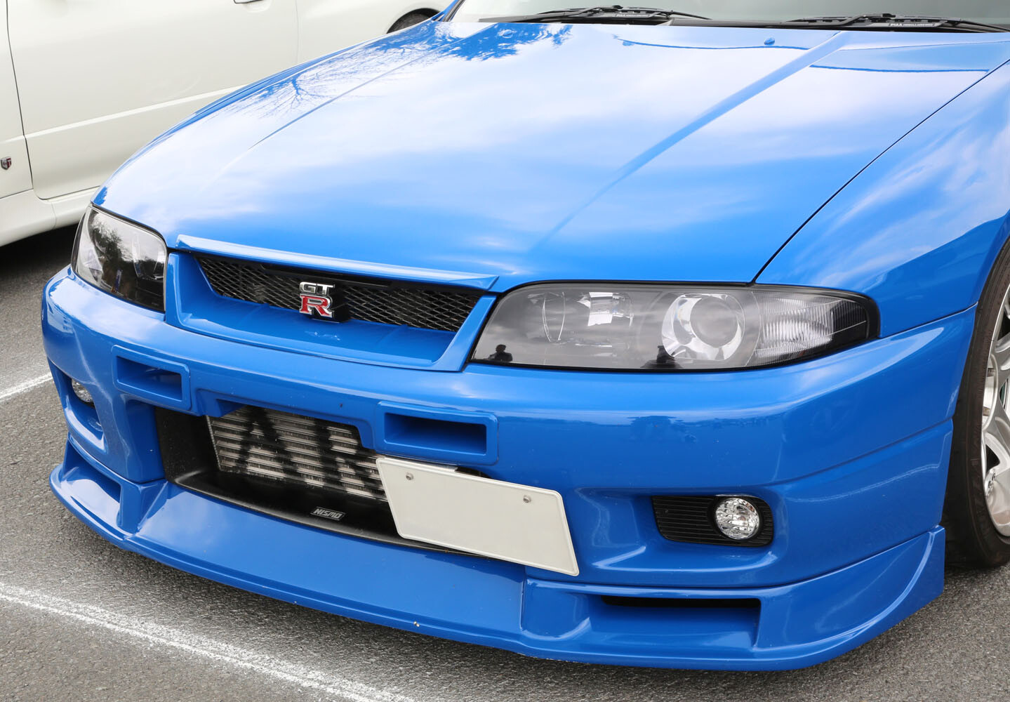 新車購入から28年！ 日産R33「スカイラインGT-R」はフレンチブルーに惚れて衝動買い…年間走行5000キロは過保護すぎですかね