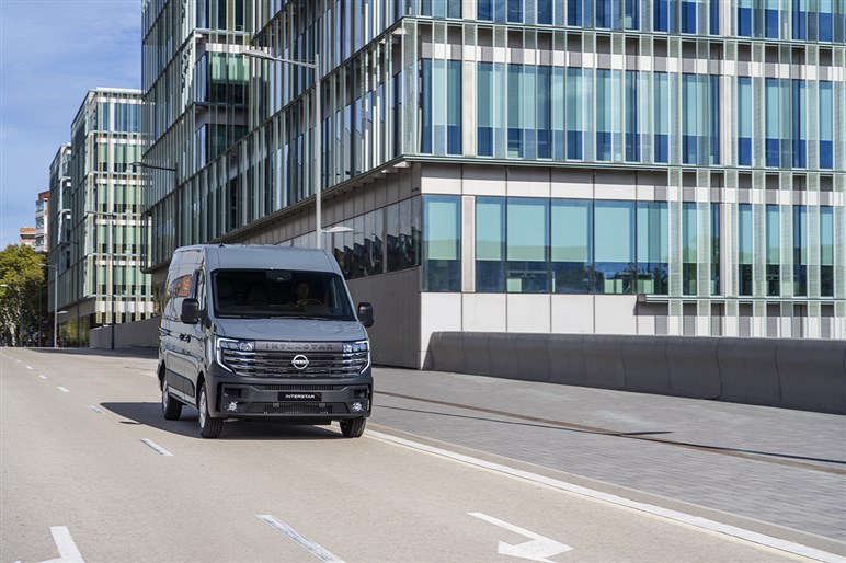 日産の巨大商用バン、新型「インタースター」が欧州で発売　キャンパー仕様を国内導入してみる妄想はアリ？ナシ？