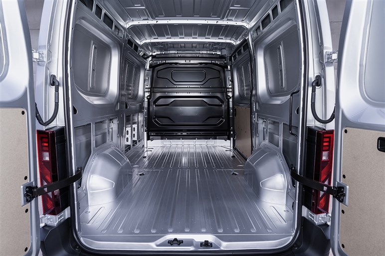 日産の巨大商用バン、新型「インタースター」が欧州で発売　キャンパー仕様を国内導入してみる妄想はアリ？ナシ？