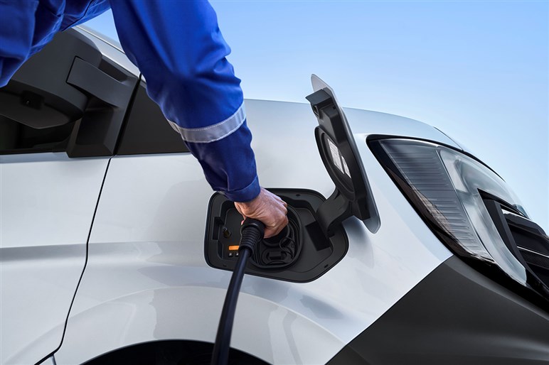 日産の巨大商用バン、新型「インタースター」が欧州で発売　キャンパー仕様を国内導入してみる妄想はアリ？ナシ？