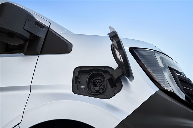 日産の巨大商用バン、新型「インタースター」が欧州で発売　キャンパー仕様を国内導入してみる妄想はアリ？ナシ？