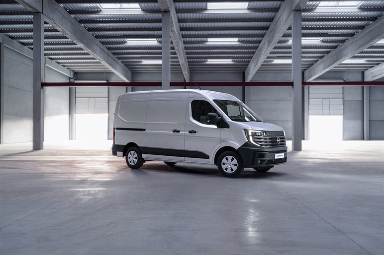 日産の巨大商用バン、新型「インタースター」が欧州で発売　キャンパー仕様を国内導入してみる妄想はアリ？ナシ？