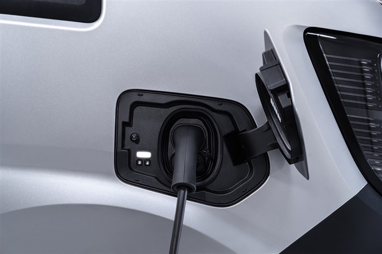 日産の巨大商用バン、新型「インタースター」が欧州で発売　キャンパー仕様を国内導入してみる妄想はアリ？ナシ？