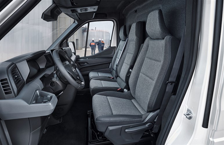 日産の巨大商用バン、新型「インタースター」が欧州で発売　キャンパー仕様を国内導入してみる妄想はアリ？ナシ？