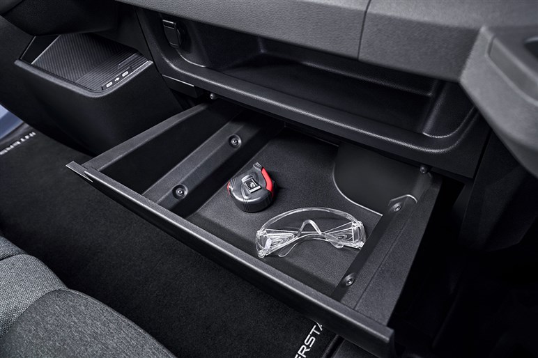 日産の巨大商用バン、新型「インタースター」が欧州で発売　キャンパー仕様を国内導入してみる妄想はアリ？ナシ？