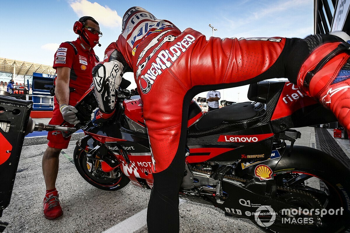 【MotoGP】ドヴィツィオーゾ、ツナギに『無職』と皮肉なメッセージ。友人との賭けが原因