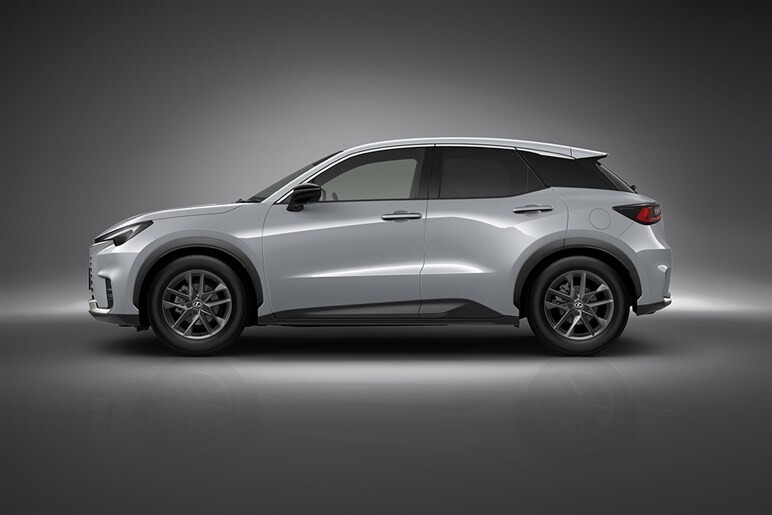 【実際どうなの？】レクサス「LBX」ユーザーの過半が満点評価の大絶賛！ 本当に死角は存在しないのか？