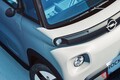 【ドイツ】新車約130万円！ 「2人」乗れる「めちゃ小さいクルマ」登場に反響多数！ 「老後にイイ」「安い」 全長2.4mサイズで“精悍顔”×軽量ボディ採用！ オペル新「ロックス」ドイツで登場
