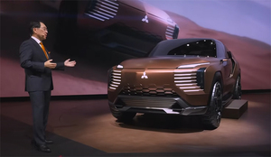 三菱自動車がジャパンモビリティショー2025で近未来のクロスオーバーSUVを示唆する「エレバンス コンセプト」と新世代オールラウンドミニバンの「デリカD:5」プロトタイプを披露