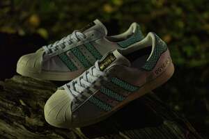 暗闇で光る“スーパースター”!? ゴアテックスも搭載された「アトモス×アディダス」の別注大人気モデルに待望のホワイトカラーが登場