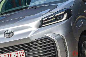 トヨタ「最新ミドルサイズ“バン”」公開！ 斬新「大開口グリル」×便利なスライドドア搭載！ 新車818万円からの「プロエース」英国仕様ってどんなモデル？