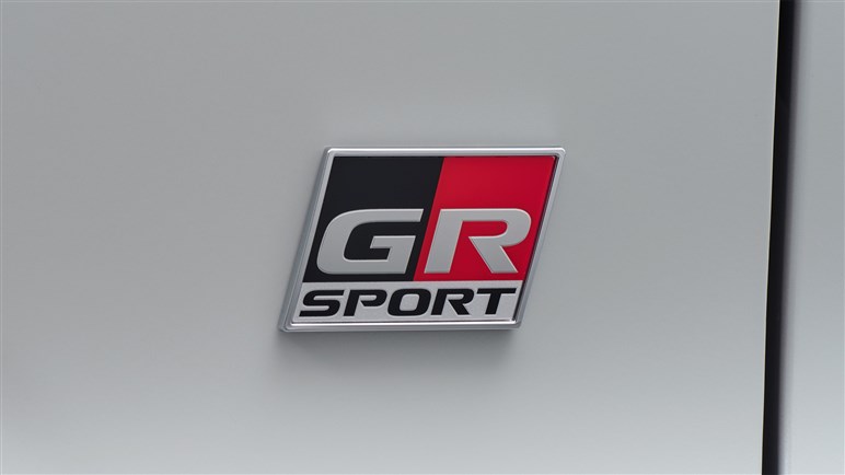 【ハイブリッドに一本化】「カローラクロス」改良で精悍顔に、「GRスポーツ」も新設定…276万円から
