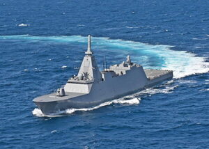 海自の「最新ステルス艦」が “怪しい船”を追跡!? 「海保との合同艦隊」が訓練で実現 壮観な画像が公開