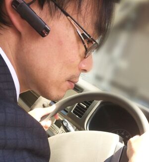「やめたほうがいい」運転中の“ハンズフリー通話”はなぜリスク？ “ながら運転”じゃなくても“心理学的に危険”な根拠とは