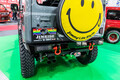 スズキ「ジムニー」にナローバンパー装着！ ノーマル車高でもハードなロッククローラー仕様に変身…リップ状オバフェンがカスタムのキモでした