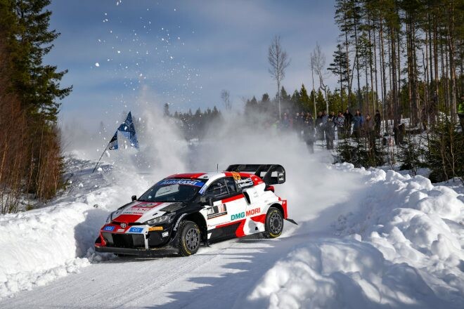 まるでボブスレー。ラリーの雪壁はコーナリング補助装置!?【WRC Topic】