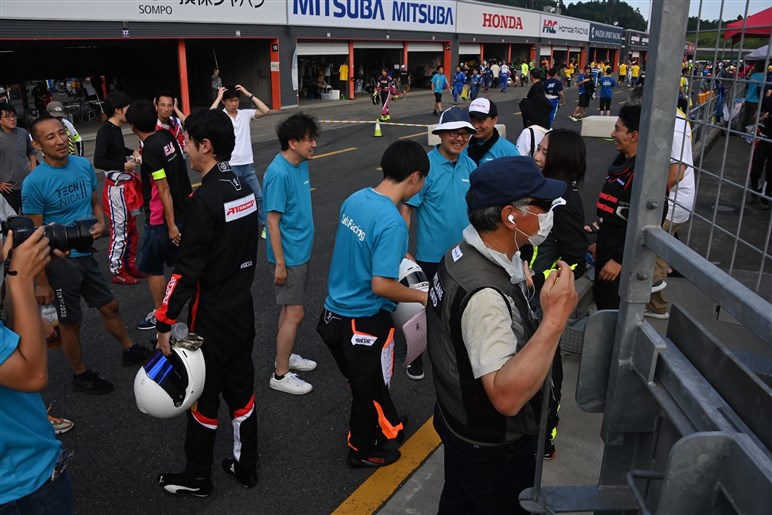 “観る”と“走る”じゃ大違い！《編集》が焼肉屋で誘われ味わった、モータースポーツに参加する醍醐味