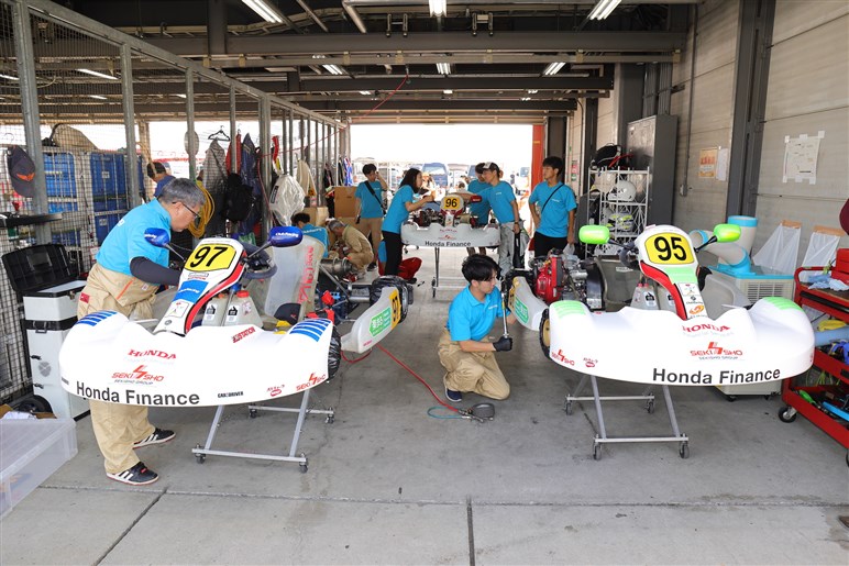 “観る”と“走る”じゃ大違い！《編集》が焼肉屋で誘われ味わった、モータースポーツに参加する醍醐味