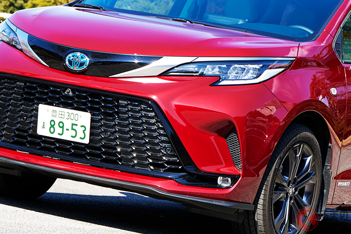 トヨタ全長5m超ミニバン シエナ 都内にサプライズ登場 赤ボディで新型 ノアヴォク の存在感を凌駕した くるまのニュース 自動車情報サイト 新車 中古車 Carview