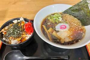 色も味も濃い!!　「黒醤油ラーメン」にセットの「鶏めし」まで!?　バイクで行く高速道路グルメ　東関道「湾岸幕張PA」
