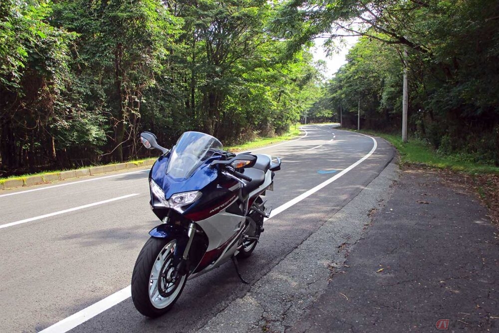 富士山ツーリングで実感 ホンダ Vfr800f は手抜きを感じさせない正統派ツアラーだった バイクのニュース 自動車情報サイト 新車 中古車 Carview