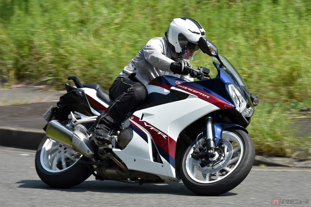 富士山ツーリングで実感 ホンダ Vfr800f は手抜きを感じさせない正統派ツアラーだった バイクのニュース 自動車情報サイト 新車 中古車 Carview