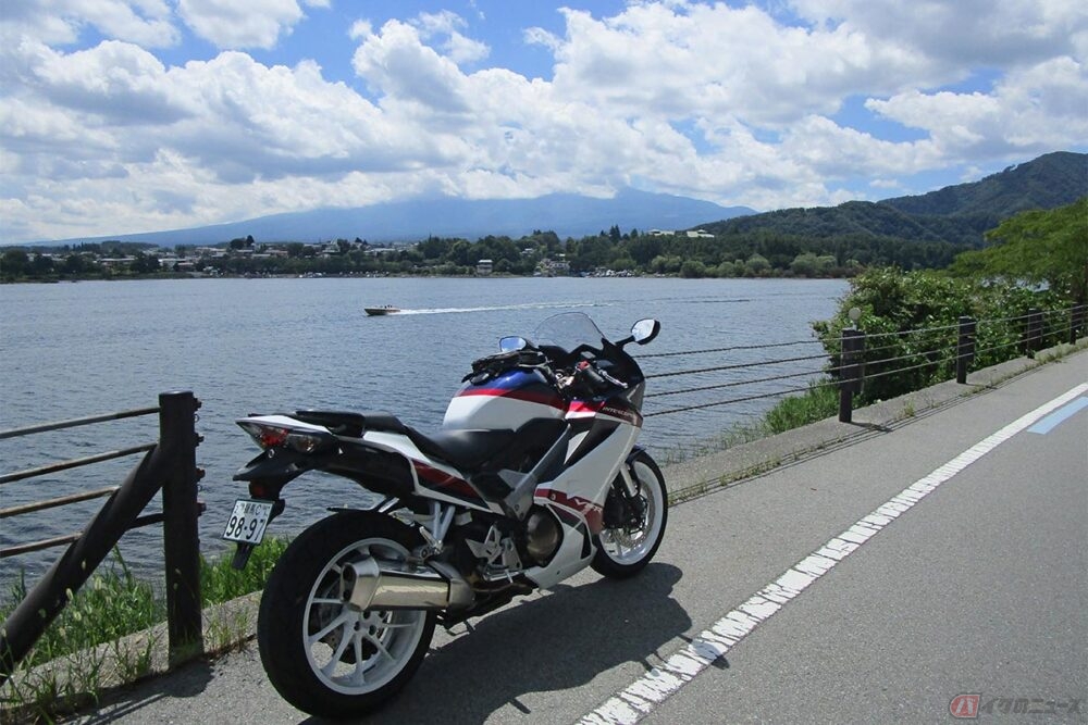 富士山ツーリングで実感 ホンダ Vfr800f は手抜きを感じさせない正統派ツアラーだった バイクのニュース 自動車情報サイト 新車 中古車 Carview