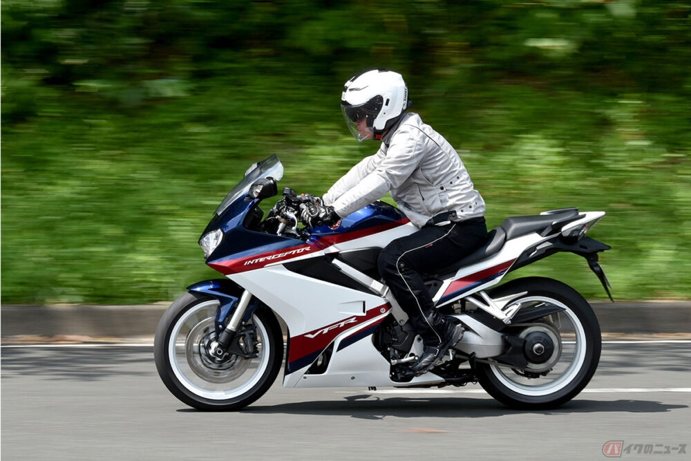 富士山ツーリングで実感 ホンダ Vfr800f は手抜きを感じさせない正統派ツアラーだった バイクのニュース 自動車情報サイト 新車 中古車 Carview