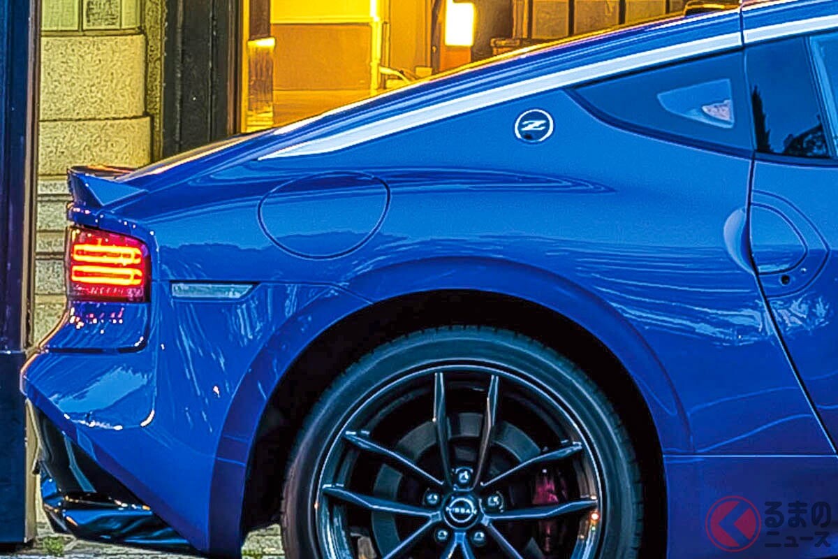 日産「最新型“FR”スポーツカー」！ 旧車デザイン＆「GT-Rブルー」採用のV6モデル！ MTも設定でめちゃ楽しそうな「フェアレディZ」が話題に