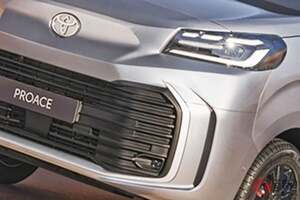 トヨタ「新“スライドドア”バン」発表！ 全長4.7mの「ハイエース」級ボディで「ちょうどイイサイズ」！ 精悍「大口グリル」で大きな“画面”も付いた「プロエース」2026年モデル欧州で発売