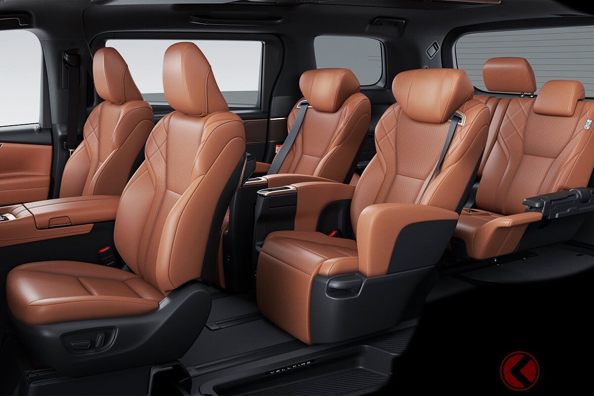 トヨタ最新「“3列7人乗り”ミニバン」がスゴイ！ 最上級より「400万円以上」オトクなターボモデル！ ブラウン＆装備充実の「豪華内装」もイイ！ ブラック仕立て外装の「ヴェルファイア」最安モデルとは？