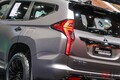 三菱が「新型パジェロS」実車公開！ タフ顔「3列本格SUV」は“日本復活”の「新型パジェロ」か？ オシャな“赤内装”もカッコイイ「新モデル」は何を示すか
