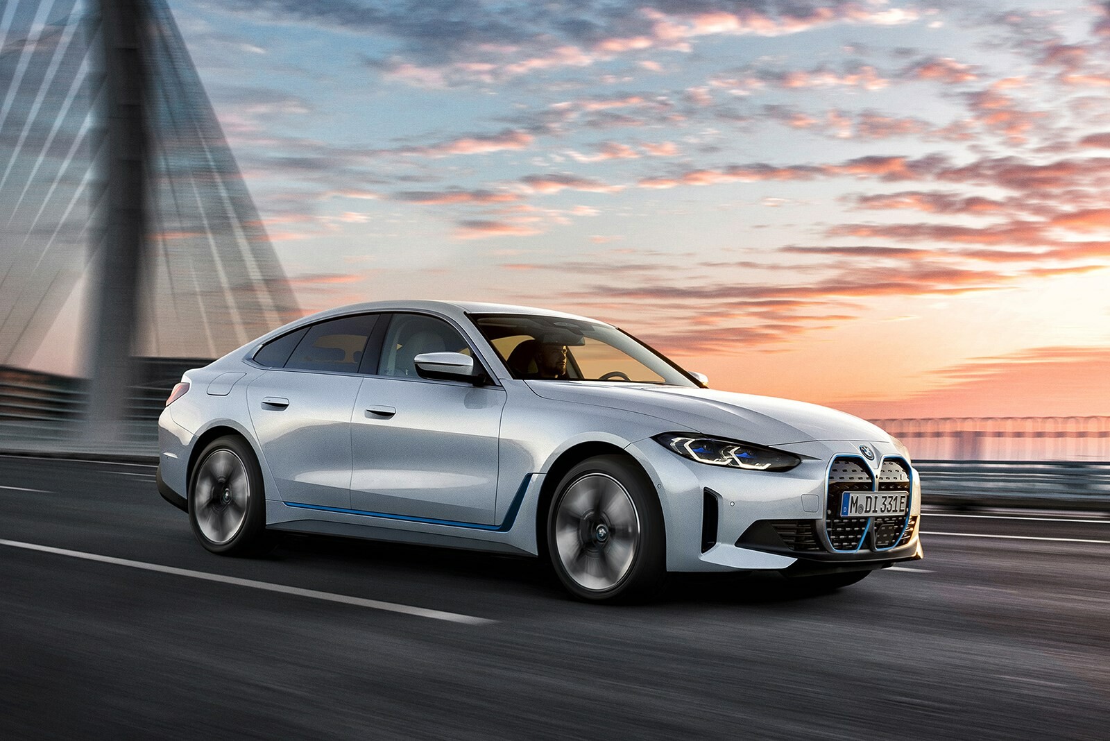 4シリーズグランクーペ風のEVらしからぬシャープな雰囲気。BMWの新型「i4」は航続距離590kmを達成