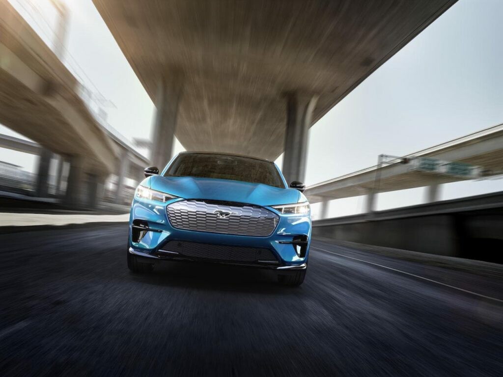 フォード、電動SUV「マスタング マッハ-E」を初公開！ ポルシェ マカン ターボを凌ぐ性能を標榜！