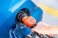 「セルフ式ガソリンスタンド」で大惨事！ 高齢女性の“給油ミス”で「ガソリン50L」流出！ 意外とよく見る“NG行為”も…知っておくべき「給油時の注意点」を元警察官が解説！