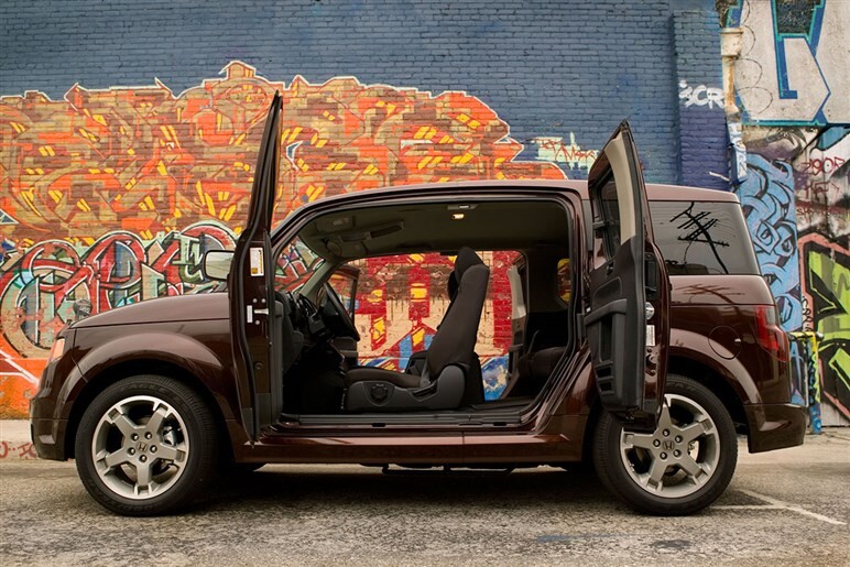 ホンダ「エレメント」に復活のウワサ。斬新すぎた“オシャレ系観音開きSUV”は再び登場するのか？