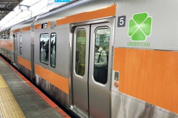 中央線グリーン車“意外な利用実態”あきらかに！「30分の移動なら使う」「コスパが悪い」…「こうなれば使いたい」の意見もごもっとも？ 511人の声