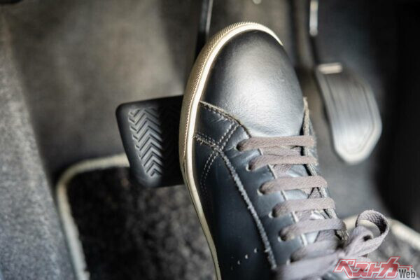 サンダルで運転は違反に!?　都道府県ごとにルールが違うってなによ!!　運転時の履物「OKとNG」境目はどこに？