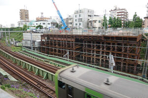 「あれ橋でも架けてるの？」 山手線の崖の上に「鉄骨の要塞」出現!? 廃止近づく「山手線最後の踏切」