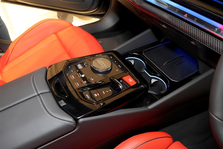 BMW新型「M5」発売　700psの怪力に最新ハイテクを備えた爆速セダン。約2000万円はバーゲンプライス!?