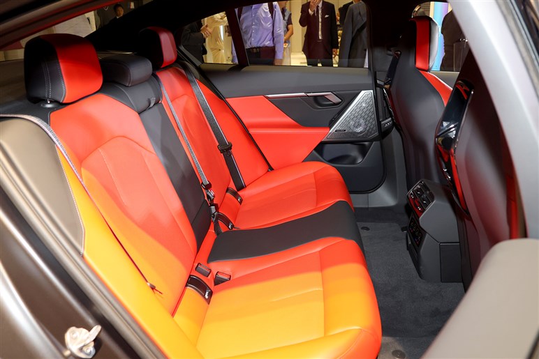 BMW新型「M5」発売　700psの怪力に最新ハイテクを備えた爆速セダン。約2000万円はバーゲンプライス!?