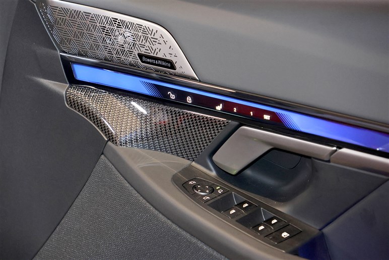 BMW新型「M5」発売　700psの怪力に最新ハイテクを備えた爆速セダン。約2000万円はバーゲンプライス!?
