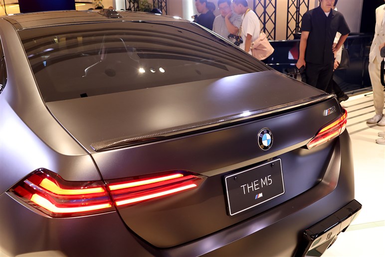 BMW新型「M5」発売　700psの怪力に最新ハイテクを備えた爆速セダン。約2000万円はバーゲンプライス!?