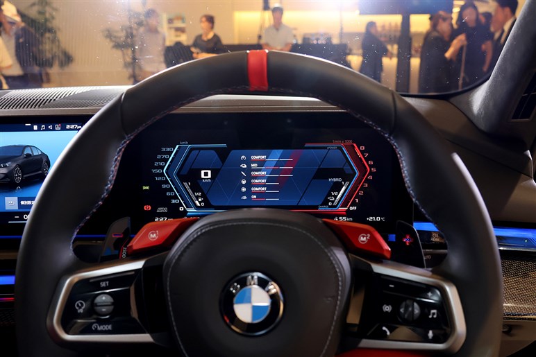 BMW新型「M5」発売　700psの怪力に最新ハイテクを備えた爆速セダン。約2000万円はバーゲンプライス!?
