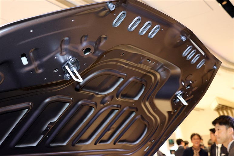 BMW新型「M5」発売　700psの怪力に最新ハイテクを備えた爆速セダン。約2000万円はバーゲンプライス!?