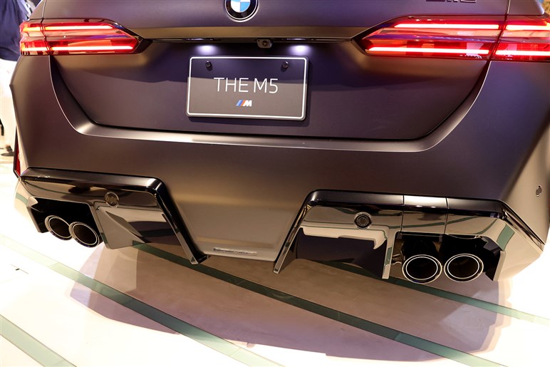 BMW新型「M5」発売　700psの怪力に最新ハイテクを備えた爆速セダン。約2000万円はバーゲンプライス!?